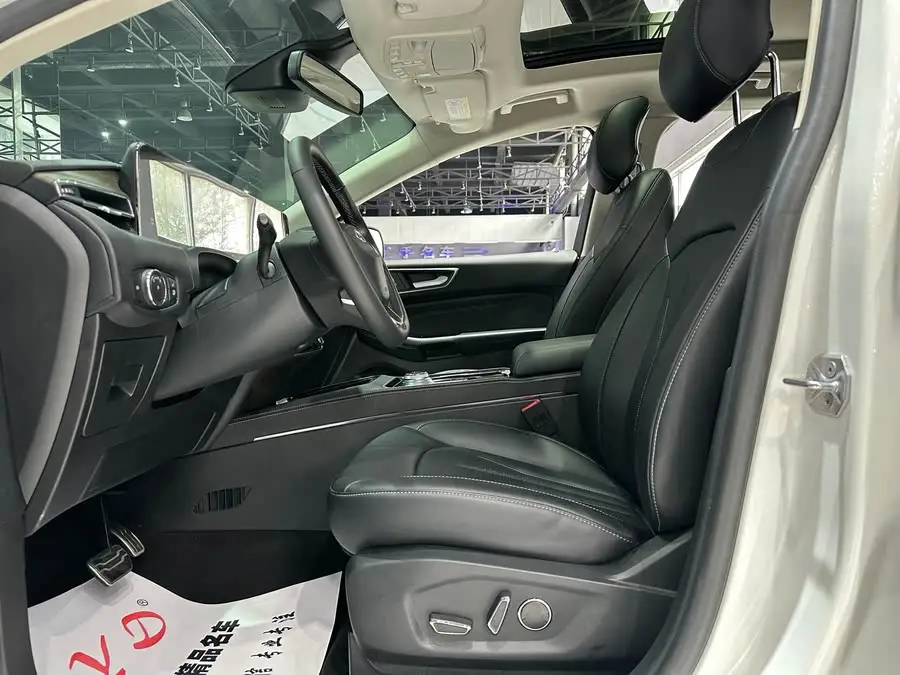 2021 Ford Edge PLUS EcoBoost 245 Two-Wheel Drive High-End 7-Seater