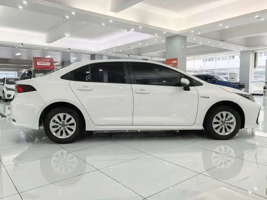 كورولا 2022 النسخة الرائدة بمحرك مزدوج 1.8 لتر E-CVT