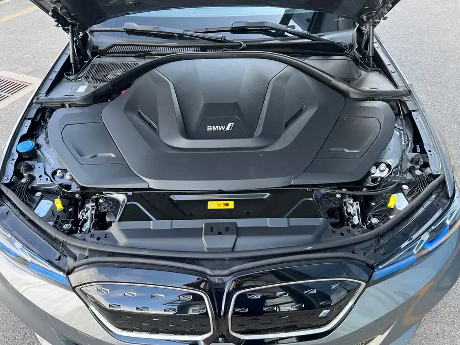 بي إم دبليو i3 2024 eDrive 40 L حزمة الرياضية الليلية