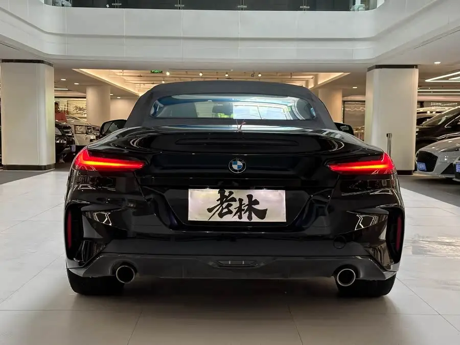 بي إم دبليو Z4 2023 sDrive 25i حزمة رياضية ليلية M