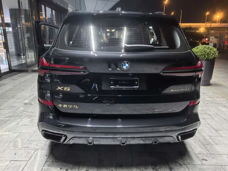 بي إم دبليو X5 2024 xDrive 40Li النسخة المحدودة من اللهب الأسود