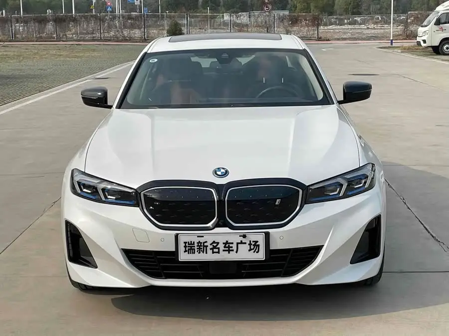 بي إم دبليو i3 2024 eDrive 40 L حزمة الرياضة الليلية