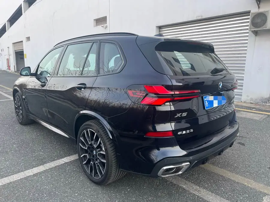بي إم دبليو X5 2023 xDrive 40Li M حزمة الليل الرياضية
