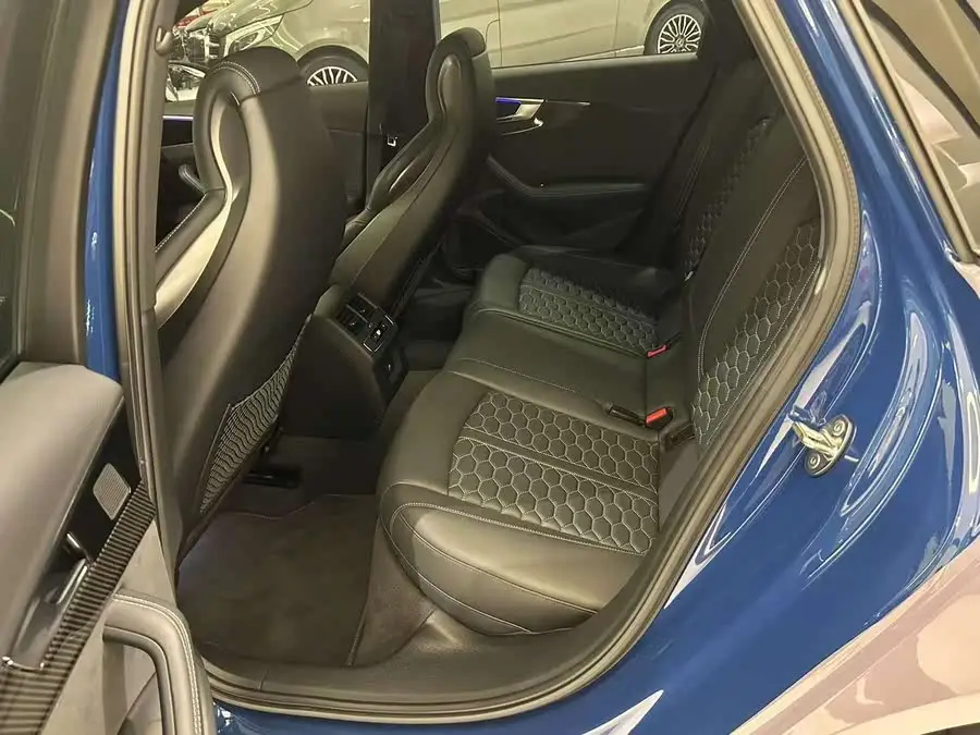 أودي RS 4 2023 RS4 أفانت إصدار بلاك