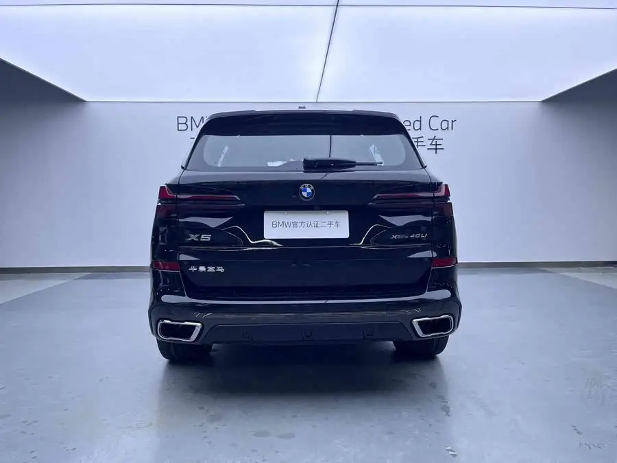 بي إم دبليو X5 طراز 2023 xDrive 40Li حزمة الرياضة السوداء