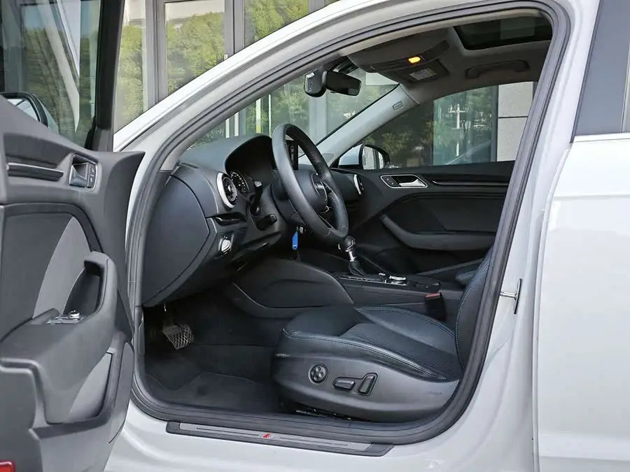 أودي A3 2020 سبورت باك 35 TFSI طراز الأزياء الوطنية VI