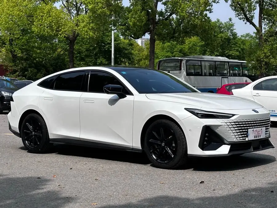 Changan UNI-V 2022 1.5T Smart Navigation Edition