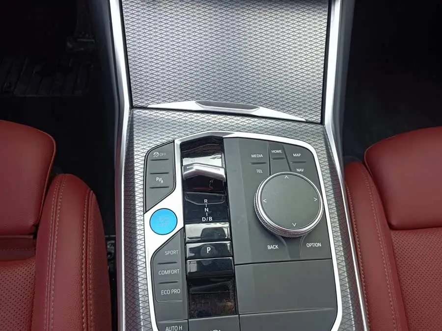 بي إم دبليو i3 2024 طراز eDrive 40 L مجموعة الليل