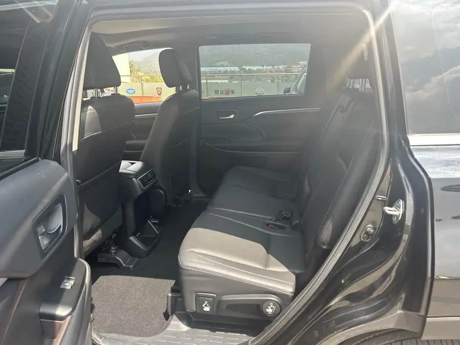 2021 تويوتا هايلاندر 2.0T دفع رباعي بريميوم 7 مقاعد