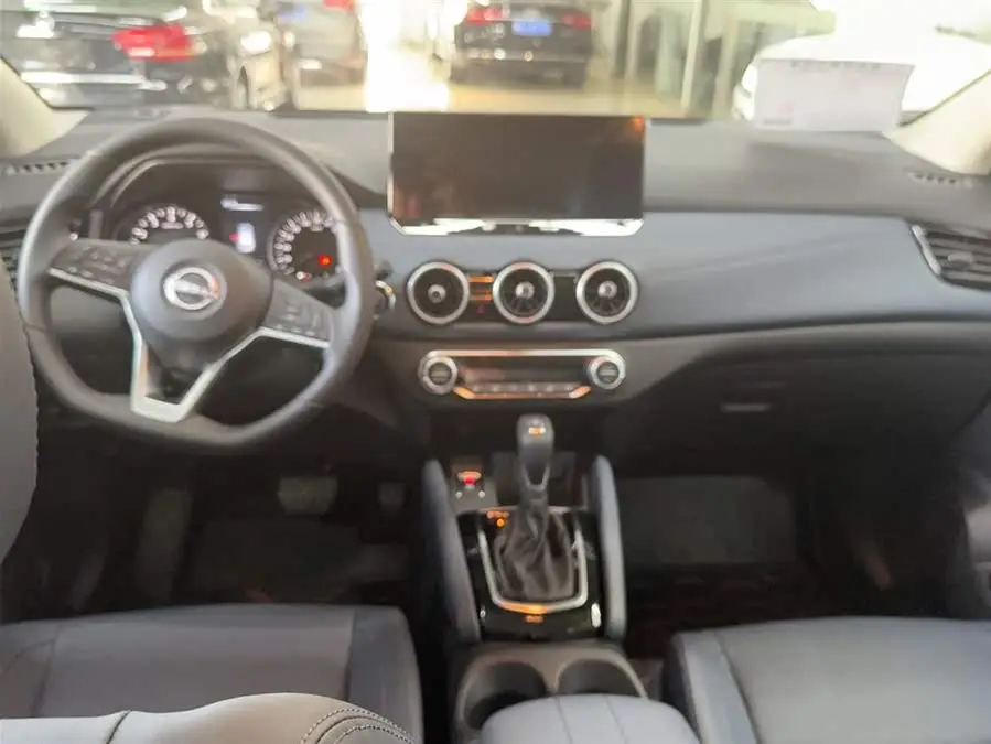 نيسان إكس-تريل 2025 فئة الشرف 2.0 لتر CVT XV+ الطراز الرائد