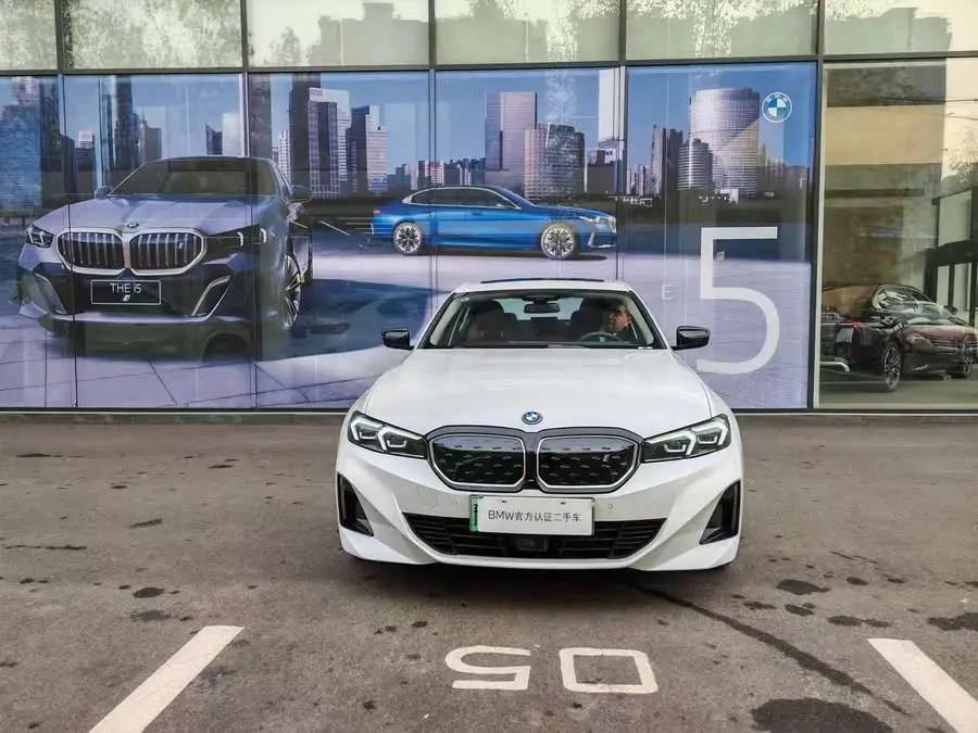 بي إم دبليو i3 2023 طراز eDrive 40 L مجموعة الليل