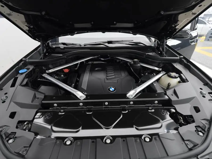 بي إم دبليو X5 طراز 2022 تحديث xDrive 40Li حزمة رياضية M