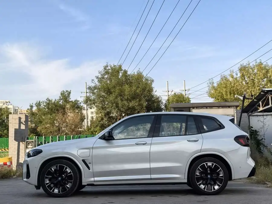 BMW iX3 2023 Leading Edition