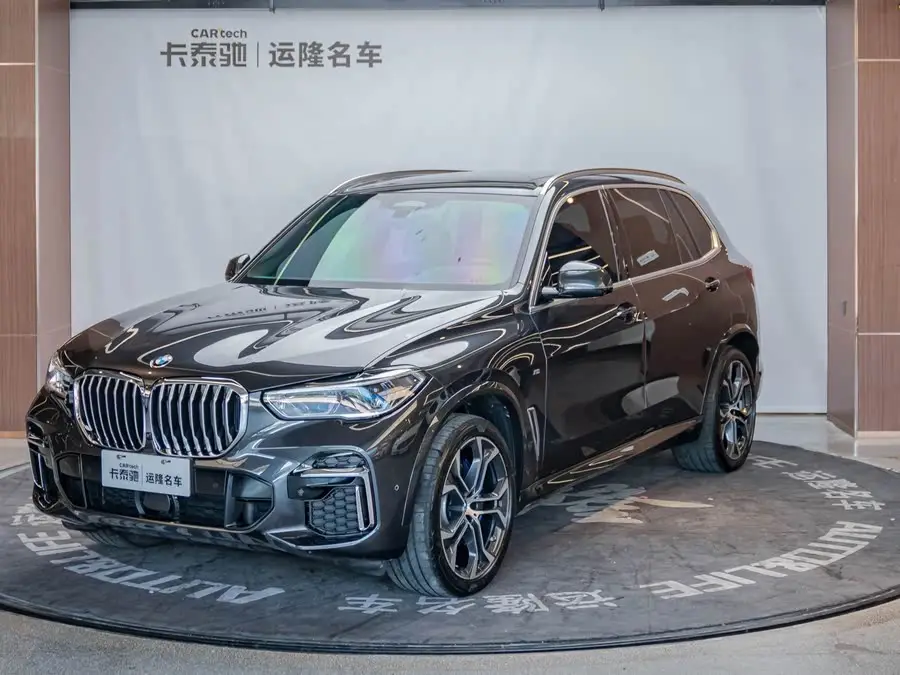 بي إم دبليو X5 2023 xDrive 30Li حزمة رياضية M باللون الأسود الليلي