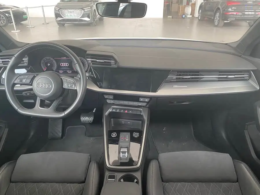 أودي A3 2023 سبورت باك 35 TFSI الطراز الرياضي الفاخر