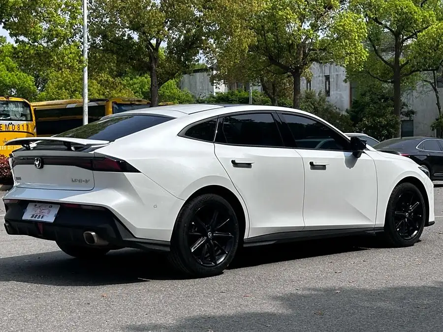 Changan UNI-V 2022 1.5T Smart Navigation Edition