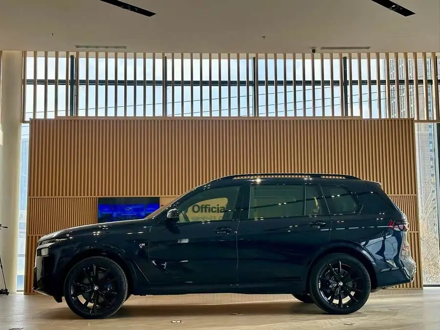 بي إم دبليو X7 2023 xDrive40i الحزمة الرياضية التنفيذية M