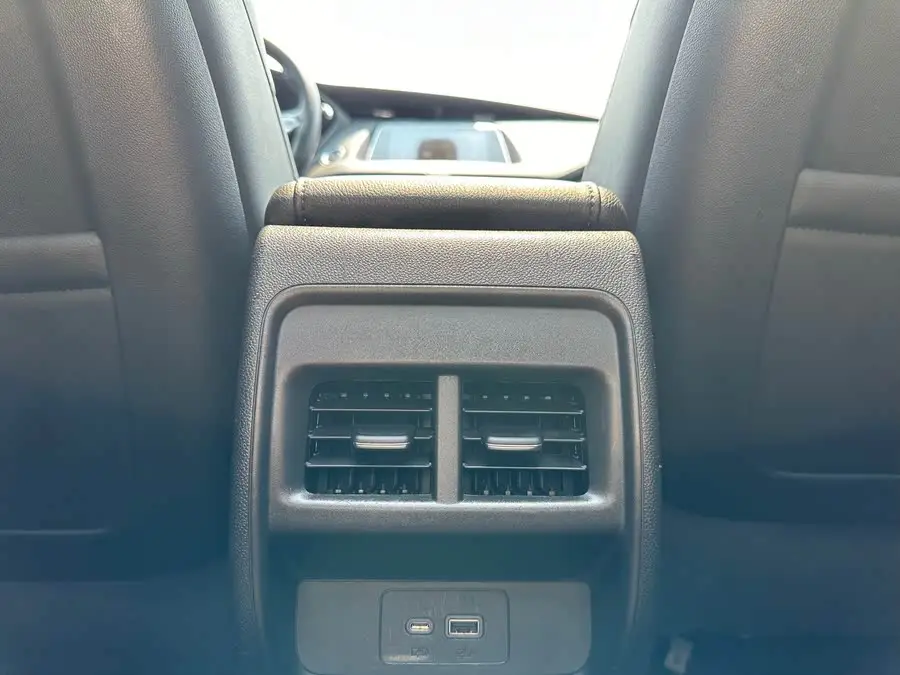 كاديلاك XT4 2021 28T فئة التقنية ذات الدفع الأمامي