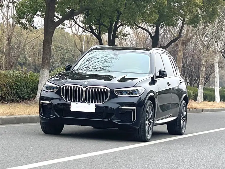 بي إم دبليو X5 2022 طراز Facelift xDrive 30Li باقة M الرياضية الفاخرة