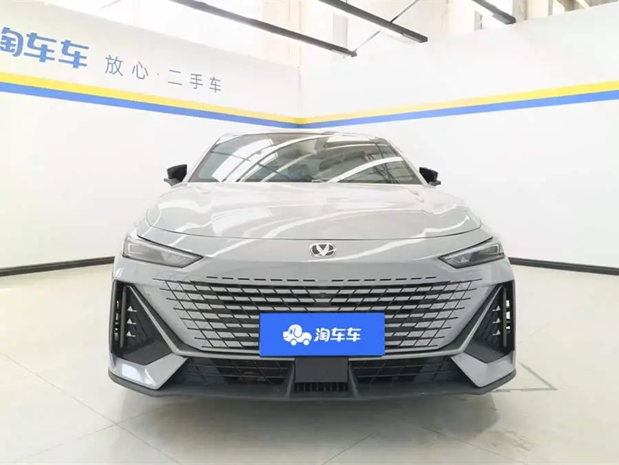 Changan UNI-V 2022 1.5T Smart Navigation Edition