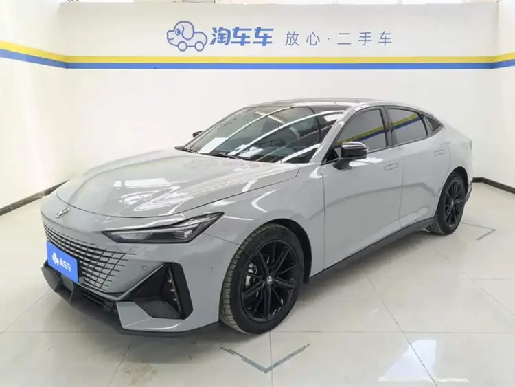 Changan UNI-V 2022 1.5T Smart Navigation Edition