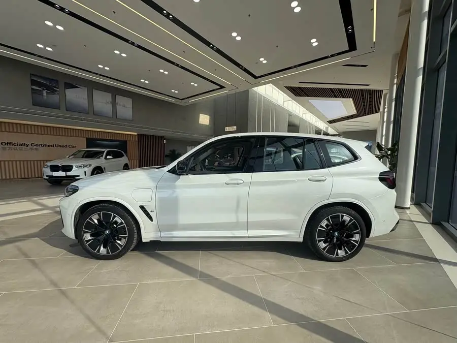 بي إم دبليو iX3 طراز 2023 الإصدار الرائد الإبداعي