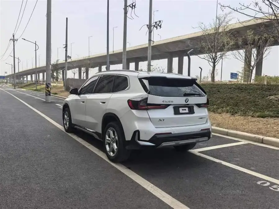 بي إم دبليو X1 2023 sDrive20Li حزمة التصميم X