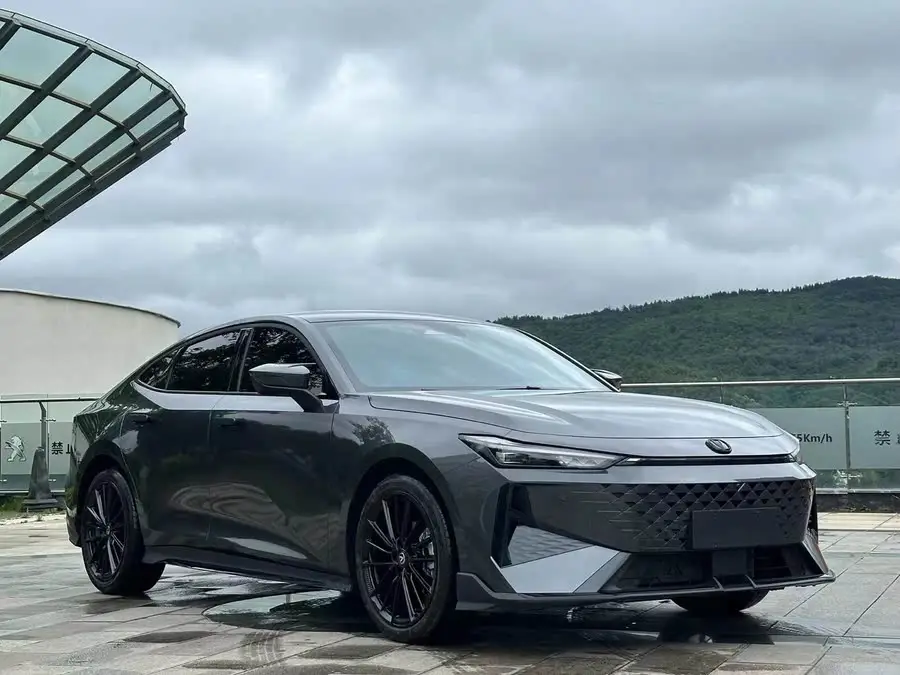 تشانغ آن UNI-V 2024 1.5T الطراز الرياضي المميز