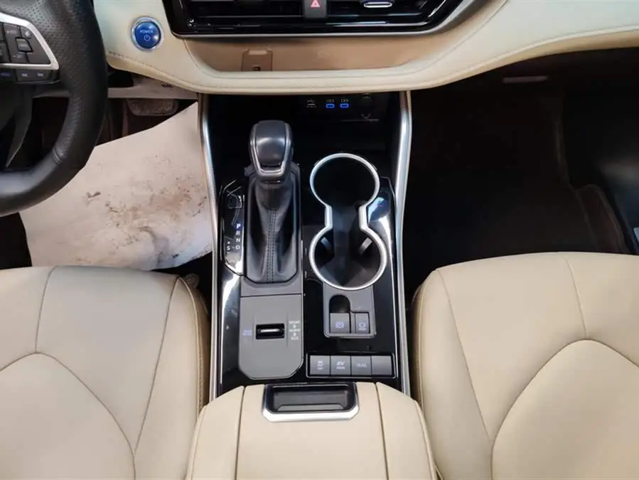 هايلاندر 2022 هايبرد 2.5 لتر دفع رباعي بريميوم 7 مقاعد