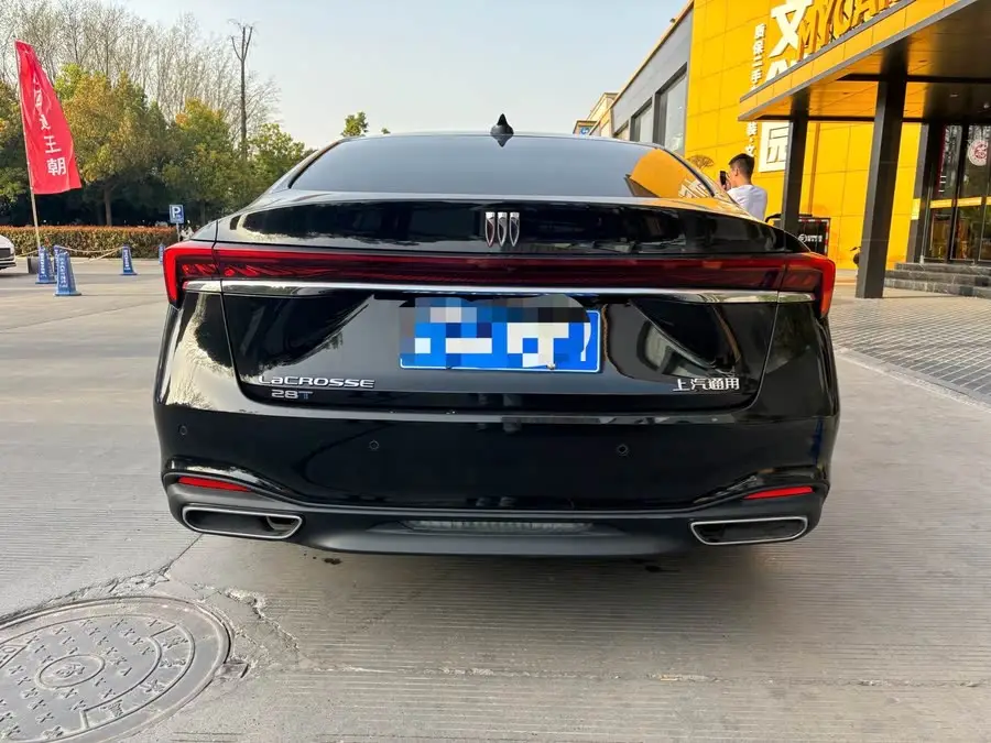 بيوك لاكروس 2023 28T بريميوم