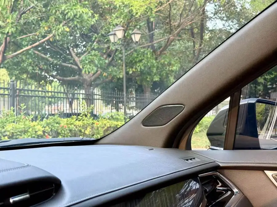 كاديلاك XT6 2021 28T فاخرة بستة مقاعد ودفع رباعي