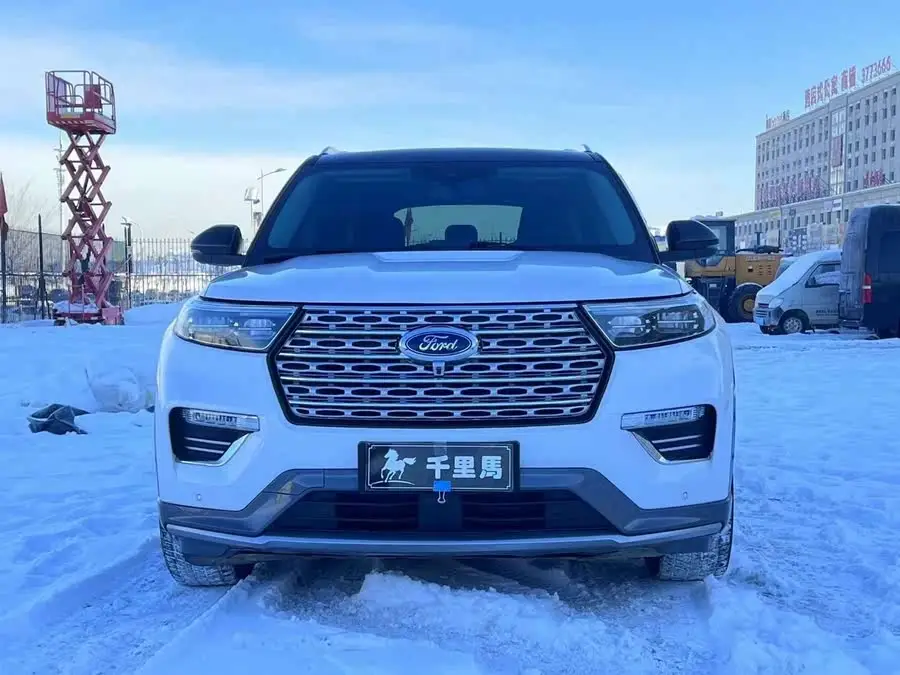 مستكشف 2020 EcoBoost 285 بنظام الدفع الرباعي إصدار التيتانيوم 7 مقاعد