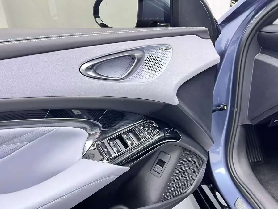 سوبر 2022 طراز 550 كم النسخة المميزة ذات الدفع الخلفي