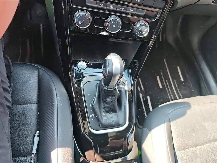 T-ROC 2022 طراز 280TSI DSG دفع ثنائي راحة بلس