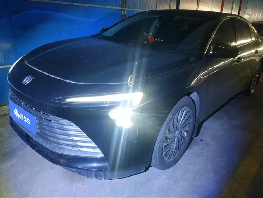 بيوك لاكروس 2023 28T بريميوم