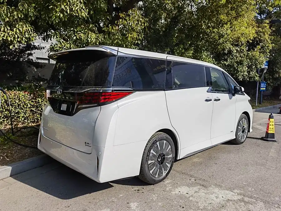 ألفارد 2024 فئة ديناميكية ثنائية 2.5 لتر متميزة