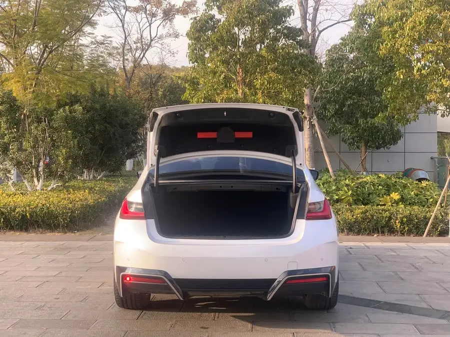 بي إم دبليو i3 2024 eDrive 35 L