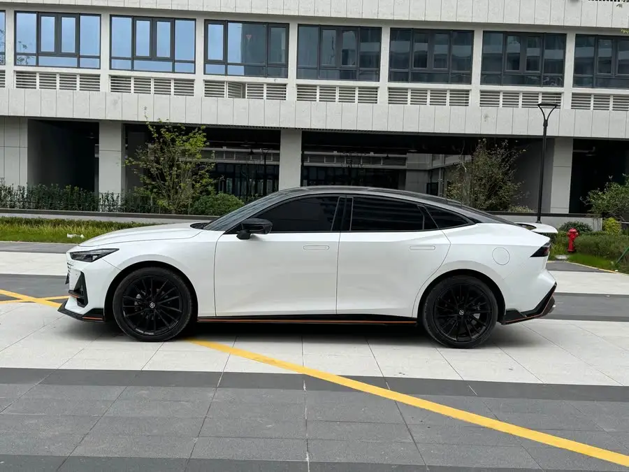 شانغهاي UNI-V 2023 1.5T نسخة رياضية