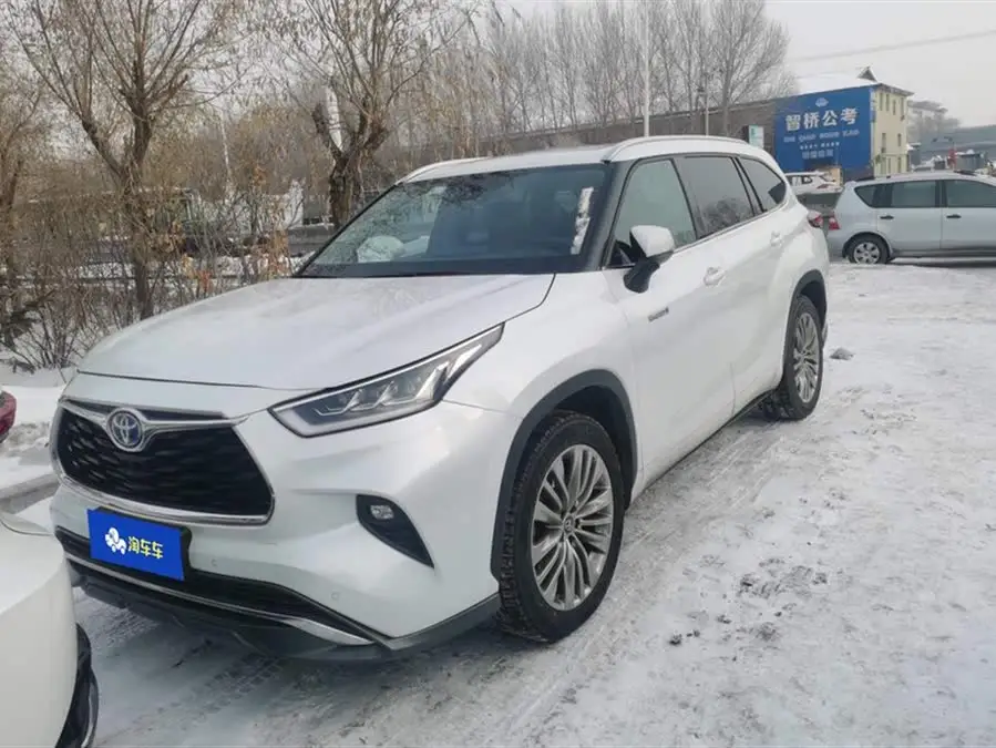 هايلاندر 2022 هايبرد 2.5 لتر دفع رباعي فئة متميزة 7 مقاعد