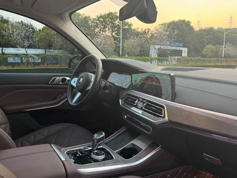 بي إم دبليو X5 2022 طراز محدث xDrive 30Li حزمة M الرياضية