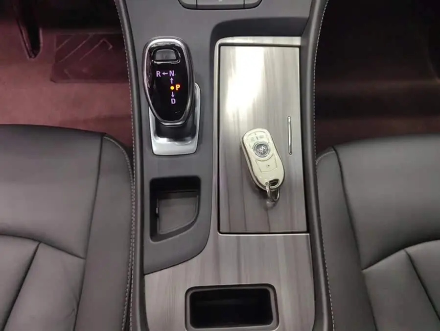 بيوك لاكروس 2022 652T فاخرة