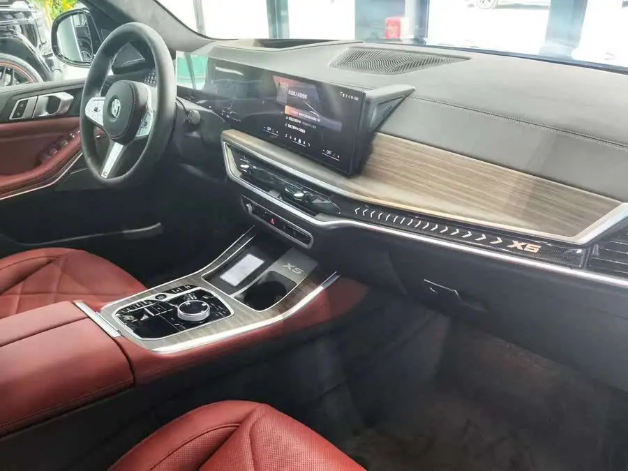 بي إم دبليو X5 2023 xDrive 40Li حزمة M الرياضية