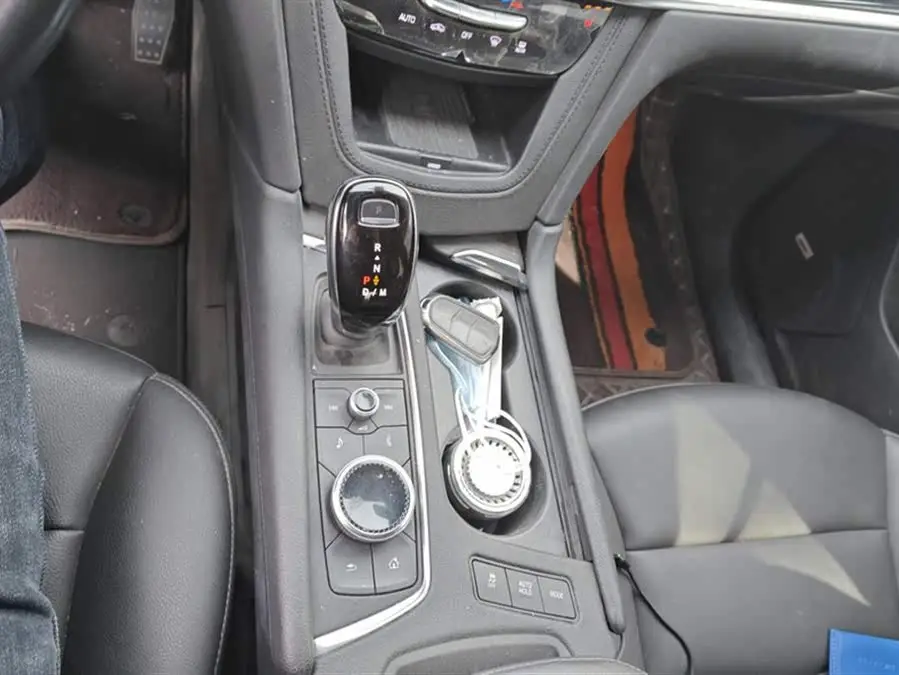 2021 كاديلاك XT6 28T فاخرة ذات ستة مقاعد ودفع رباعي