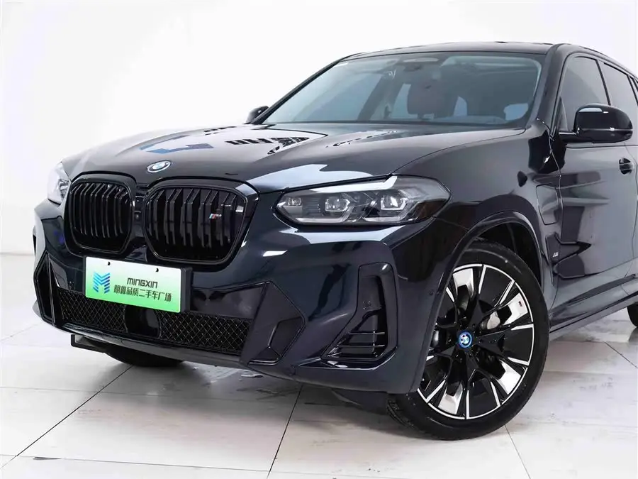 بي إم دبليو iX3 2024 طراز القيادة