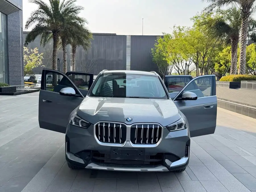 بي إم دبليو X1 2023 xDrive25Li حزمة التصميم X
