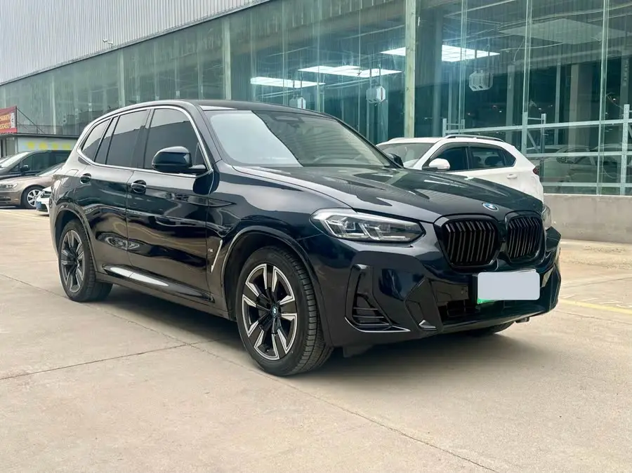 بي إم دبليو iX3 2023 الطراز الرائد