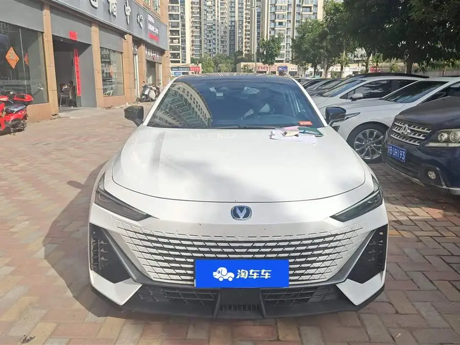 Changan UNI-V 2022 1.5T Smart Navigation Edition