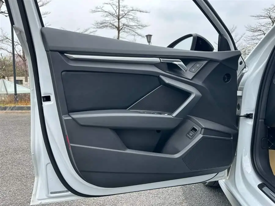 أودي A3 2021 A3L ليموزين 35 TFSI الرياضية التقدمية