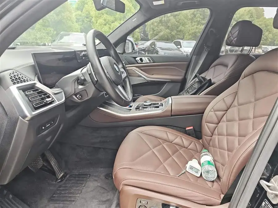 بي إم دبليو X5 2023 xDrive 40Li M حزمة الليل الرياضية