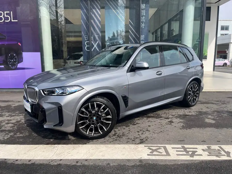 بي إم دبليو X5 2023 xDrive 40Li M حزمة رياضية سوداء
